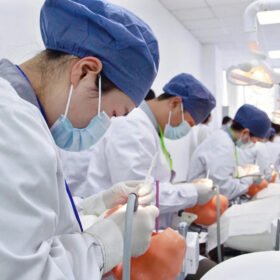student practice dentistry skill using handpiece and trainning model
