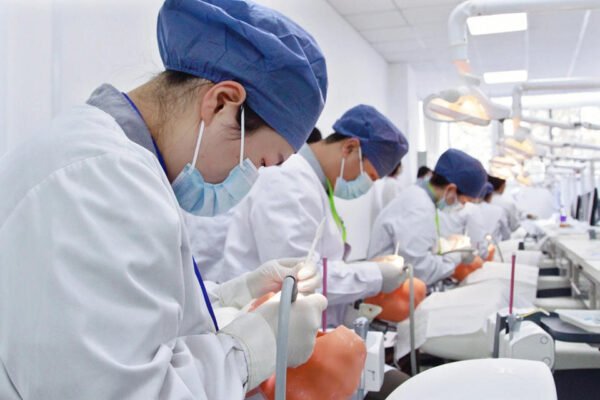 student practice dentistry skill using handpiece and trainning model